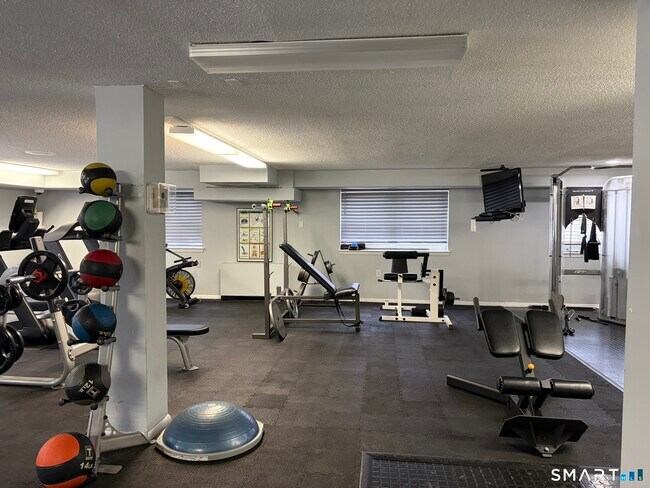 Building Photo - 893 Farmington Ave