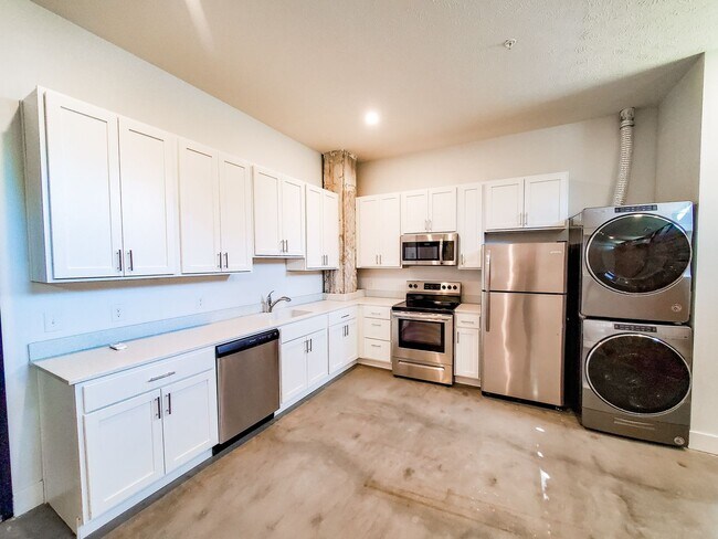 Building Photo - Exposed Brick 1-Bedroom Apartment at a Great Price!