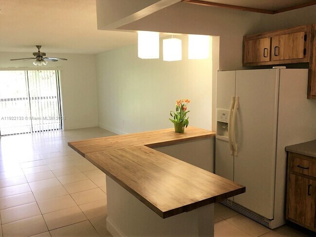 Building Photo - 6061 Shaker Wood Cir