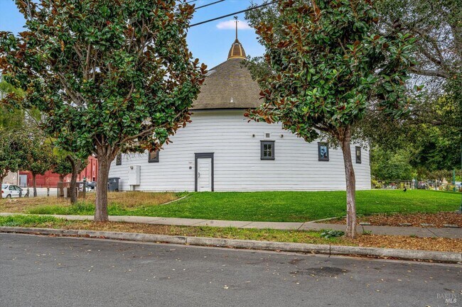 Building Photo - 310 Boyce St