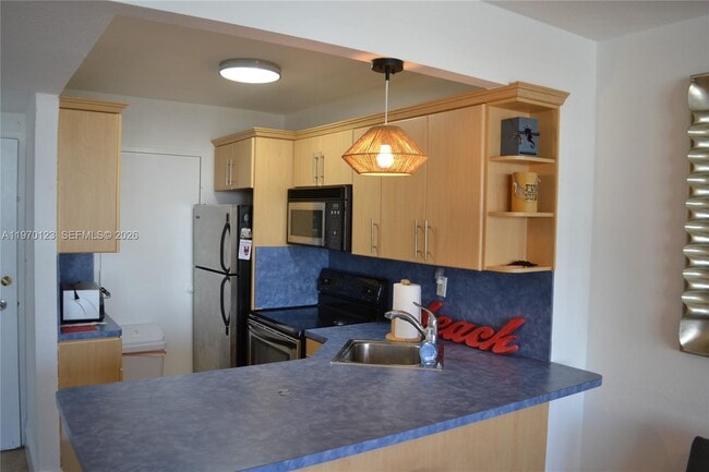 Building Photo - 2899 Collins Ave