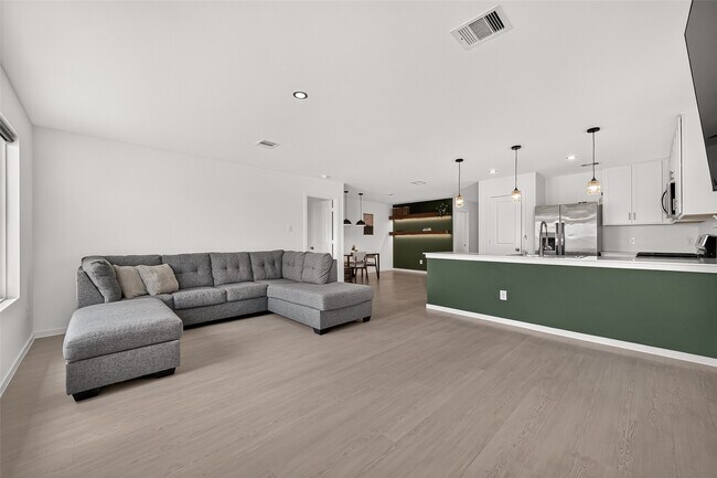 Building Photo - 6326 Linden Leaf Dr