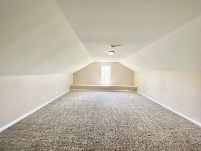 Building Photo - Huge 6 Bedroom Home In The Bluffs On The New River