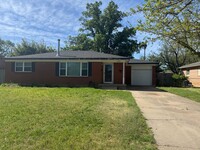 Building Photo - In walking distance to the elementary scho...