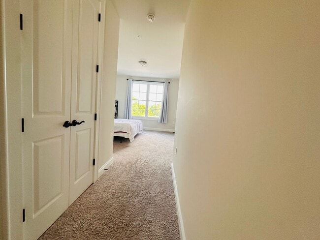 Building Photo - Modern 3 Bedroom, 2.5 Bath Townhouse