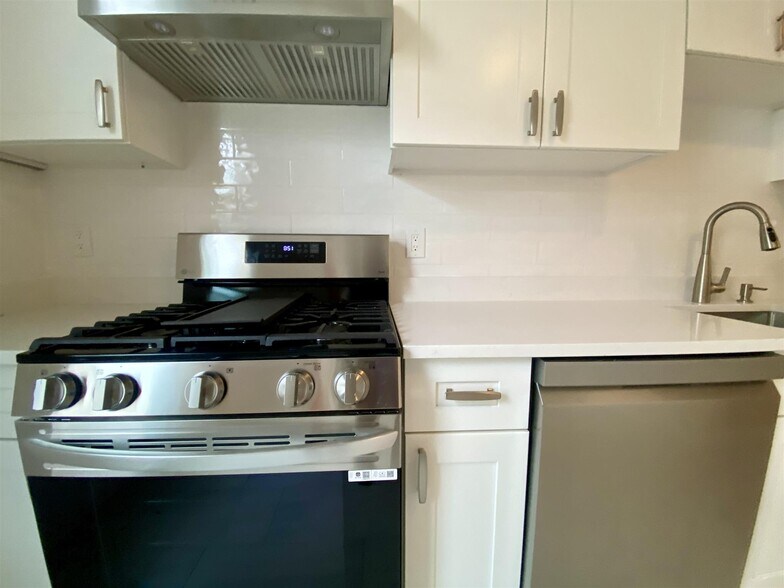 Building Photo - 65 Elm St