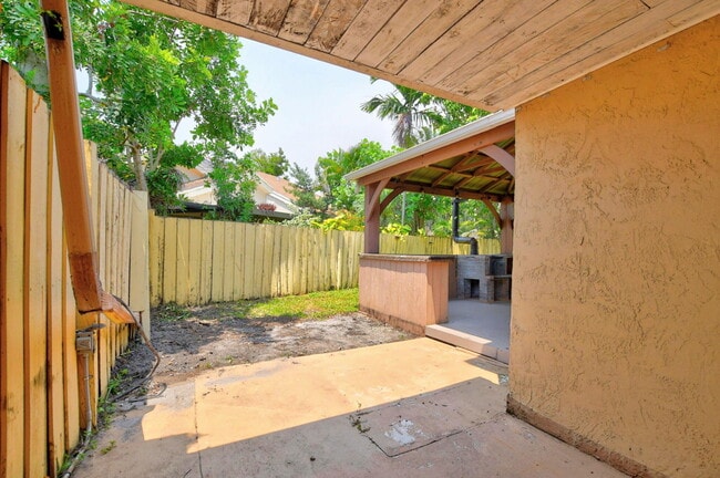 Building Photo - 7813 Kenway Pl W