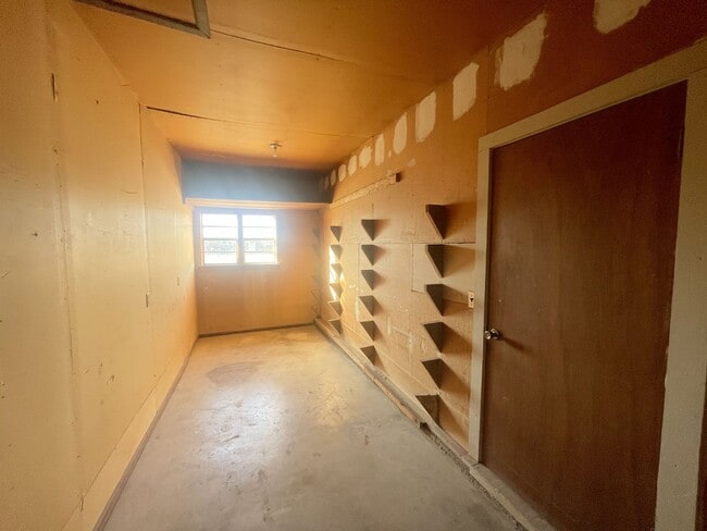 Building Photo - Large 4 Bed 2 Bath on Chapman DR