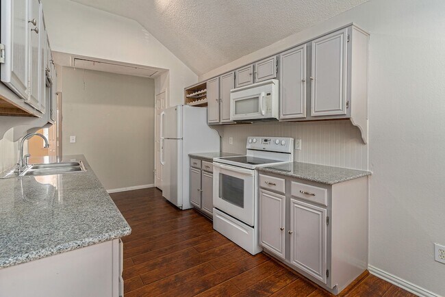 Building Photo - 588 Lake Forest Dr