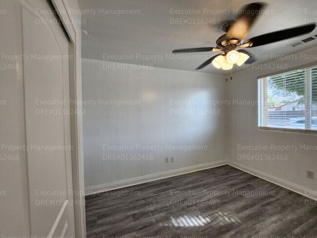 Building Photo - 4 bedroom/ 2 bathroom located in the South...