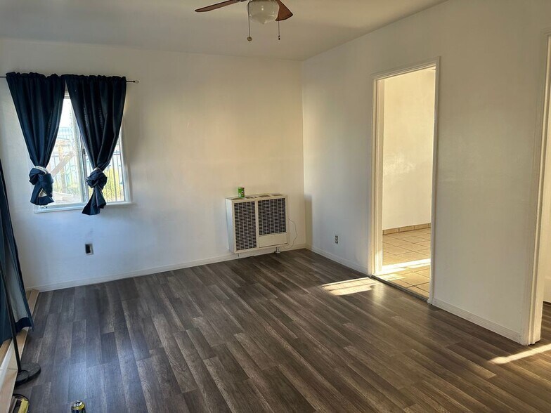 Building Photo - 934 1/2 West 71st Street