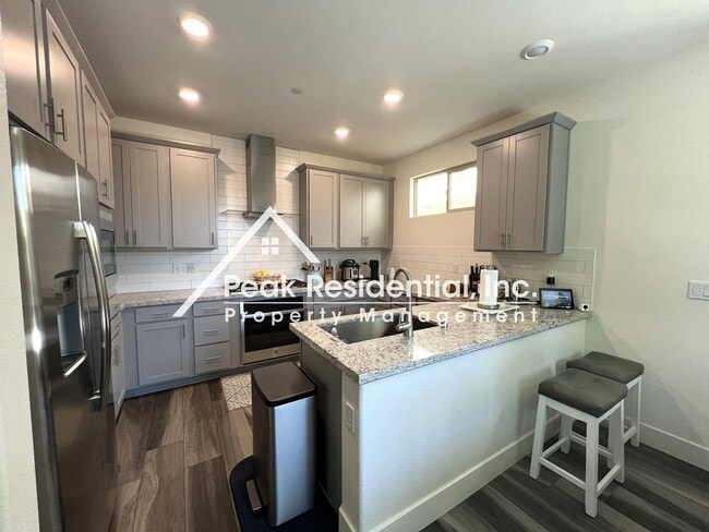 Building Photo - Updated Elk Grove 3bd/2.5ba Home with 2 Ca...