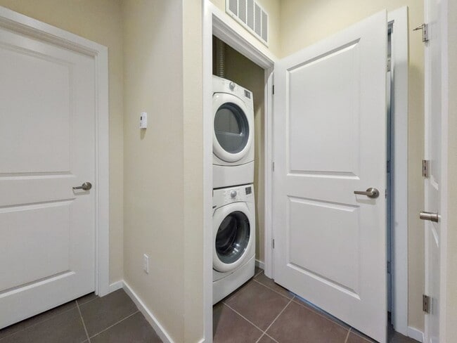 Building Photo - Spacious 3BR/3.5BA Townhome in Desirable E...