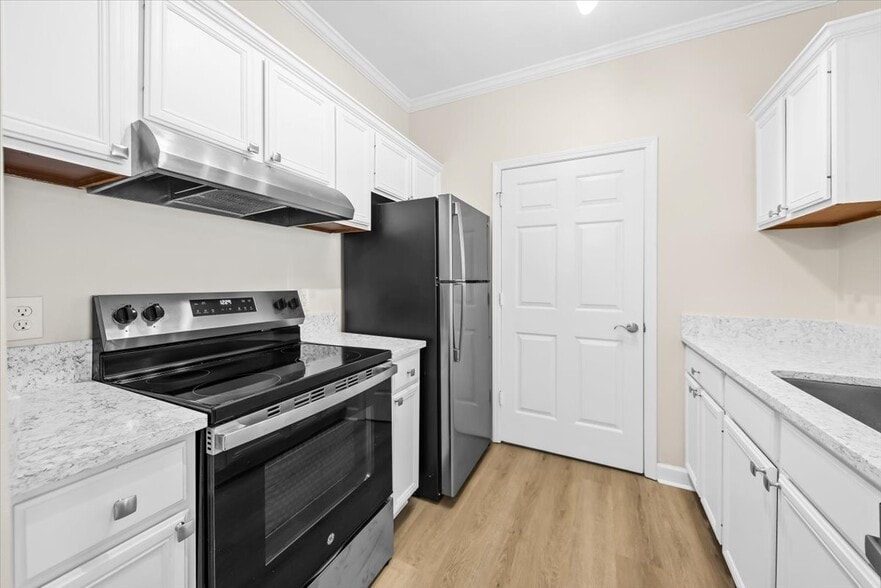 Kitchen w/ Regrigerator, Stove, Dishwasher - 45 Sycamore Ave