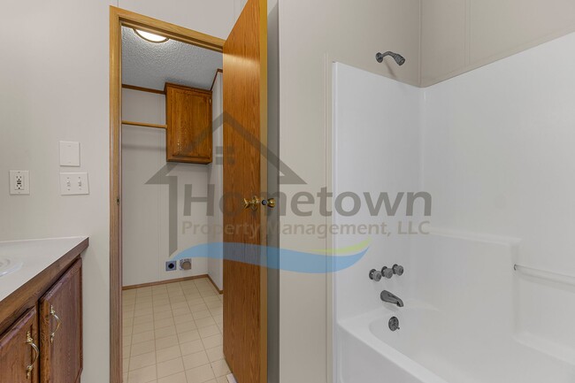 Building Photo - 2 Bedroom 1 Bath Home with Off-Street Park...