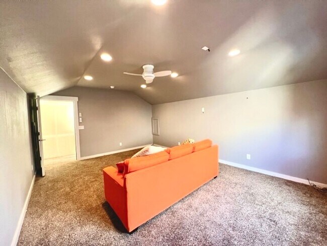 Building Photo - 4 Bedroom 2 Bath Home Boise North End