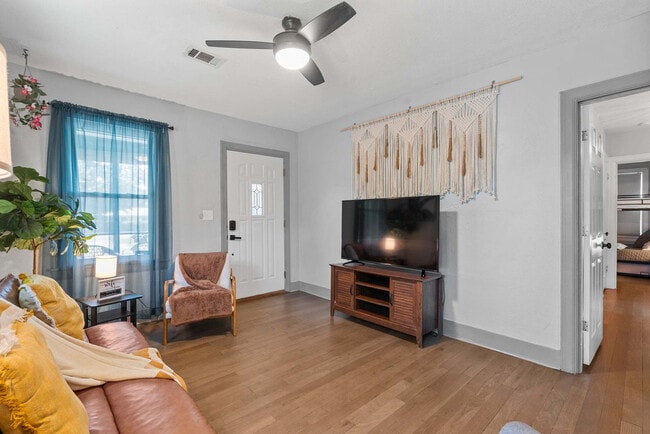 Building Photo - 2 Mead Dr