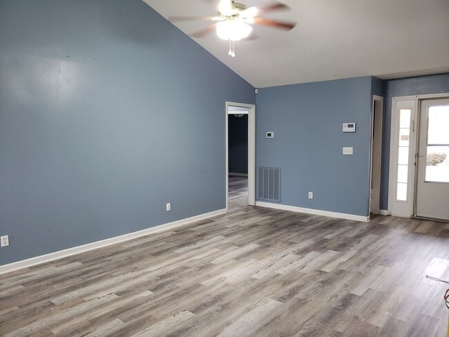 Building Photo - Close to Post! No Carpet! Lovely 3 Bed/2 Bath fenced in backyard!