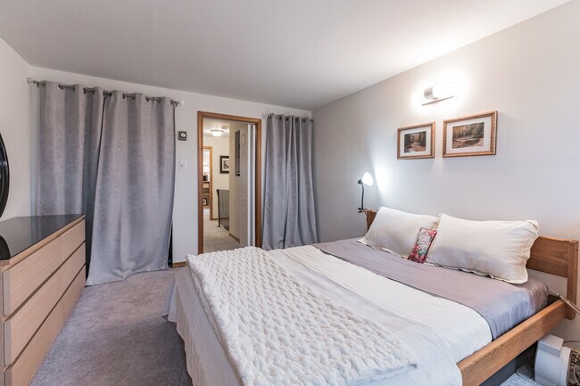 Building Photo - 3 W 1st Ave