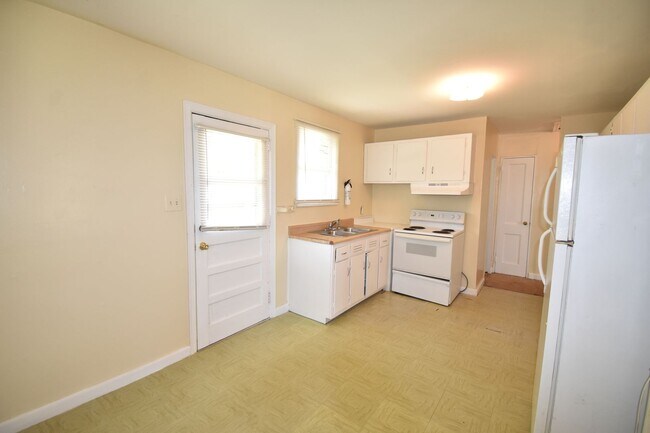 Building Photo - 486 McBain Dr