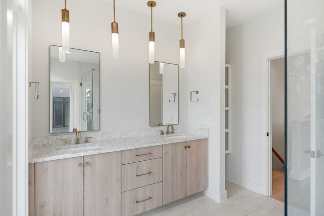 Building Photo - Stunning End Unit Townhome in Salemtown