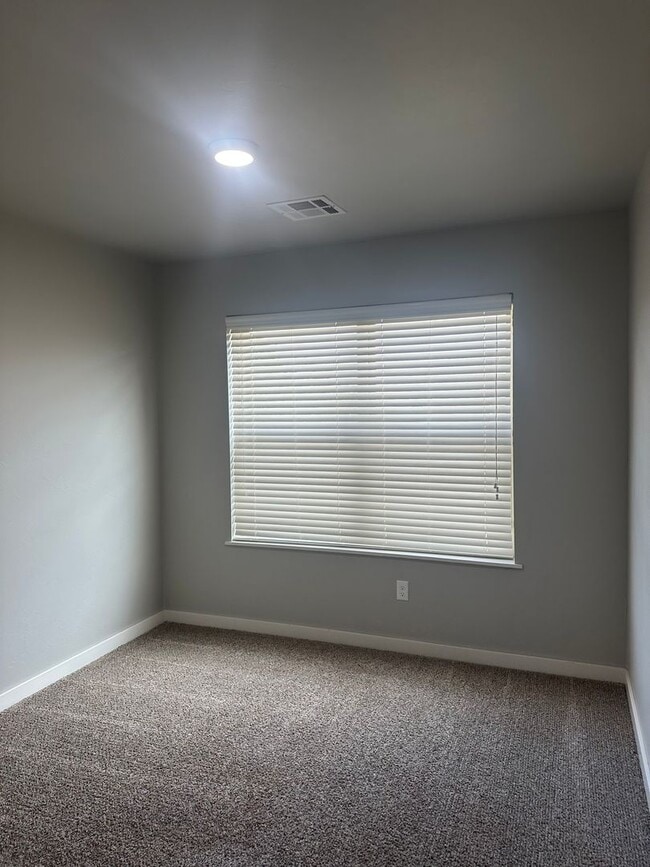 Building Photo - 3 Bedroom Townhome with ALL APPLIANCES at a great price!!