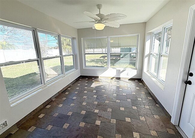 Building Photo - 105 N Aurora Ave