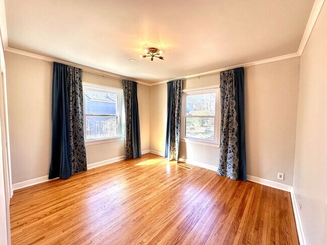 Building Photo - Charming Mid-Tulsa Home