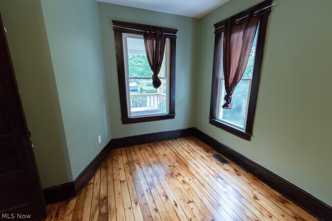 Building Photo - 1362 W 59th St