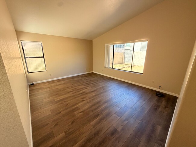 Building Photo - Warm & Charming single level 3 x 2 Home in Stonebridge Lakes!!