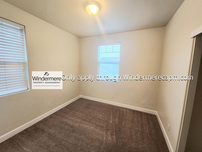 Building Photo - AWESOME 3 BED/2.5 BATH FLOOR PLAN AVAILABL...