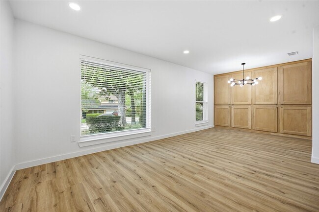 Building Photo - 3013 Conejos Dr