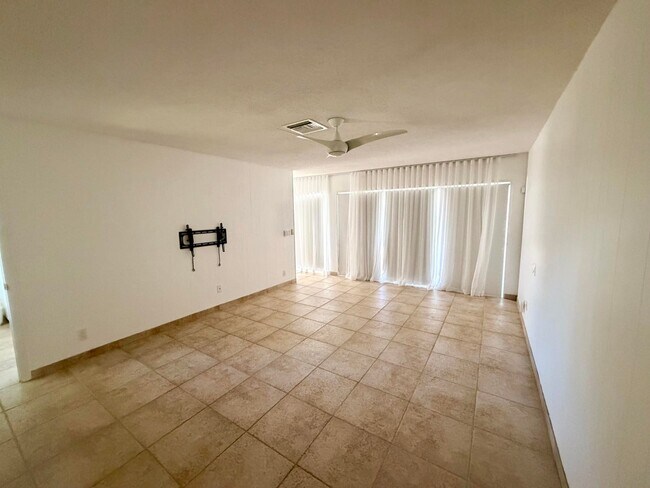 Building Photo - 2015 Notre Dame Dr