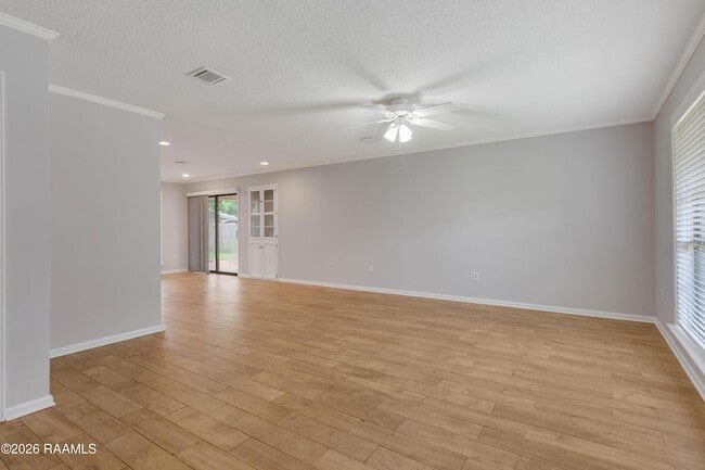 Building Photo - 118 Village Green Dr