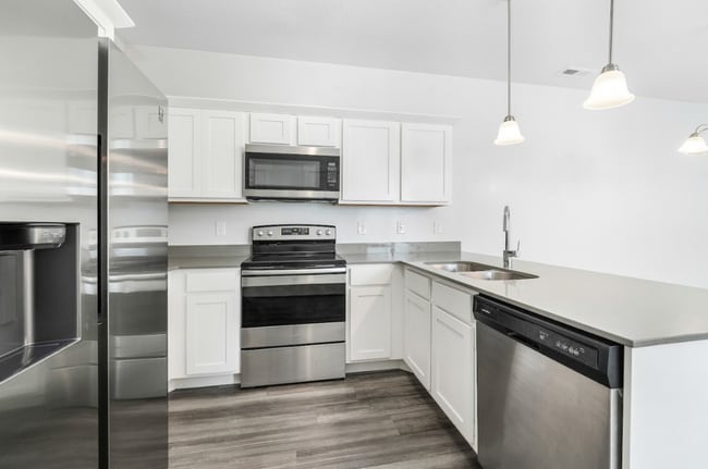 Building Photo - Comfy, Pet-Friendly 3BR in a Great Vineyar...