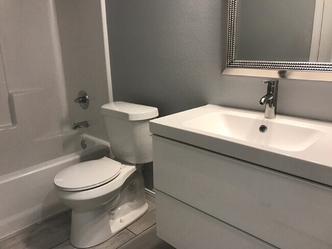 Building Photo - 3/2 In Willow Bend!