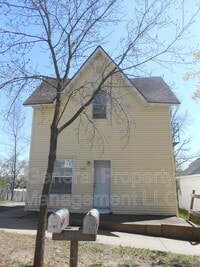 Building Photo - Great 1 bed 1 bath lower level unit in Duplex!
