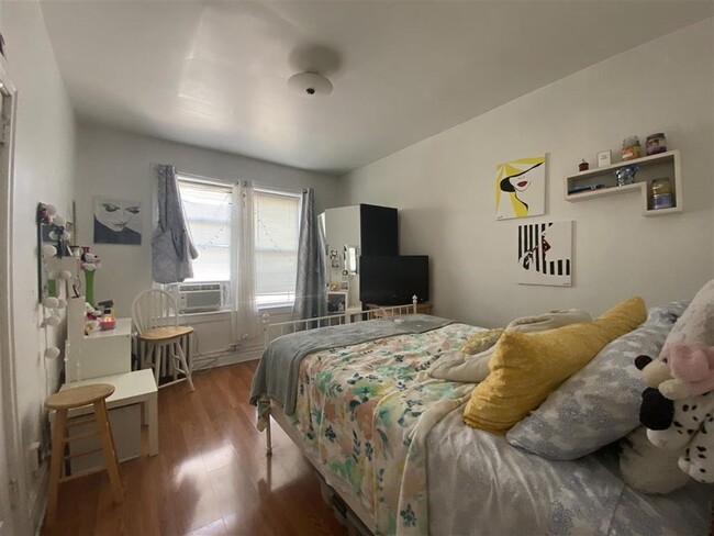 Building Photo - 124 Storms Ave