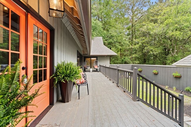 Building Photo - 211 Wendwood Dr