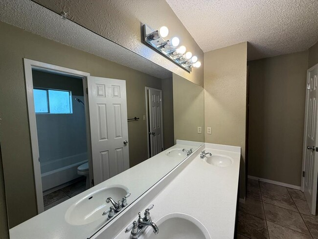 Building Photo - 7405 Ceylon Ct