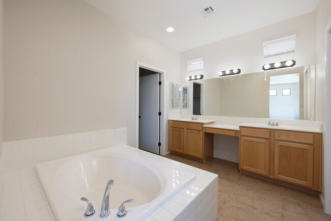 Building Photo - GATED NW HOME - 4 BEDROOMS W/ 1 BED AND BA...