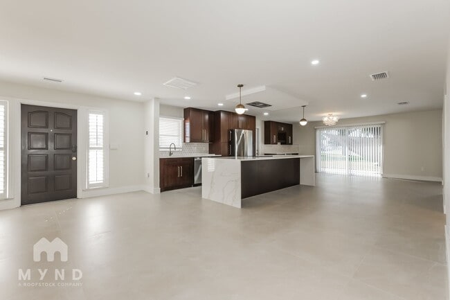 Building Photo - 10100 Paradise Blvd