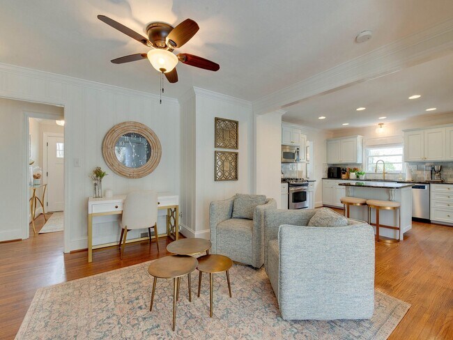 Building Photo - 3221 Sunset Dr