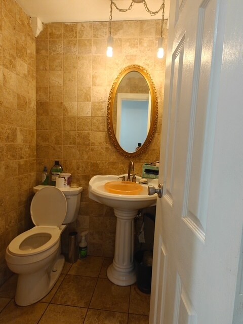 Building Photo - 223 Springhouse Ln