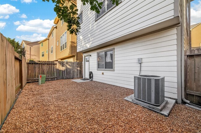 Building Photo - 3308 Clearview Cir