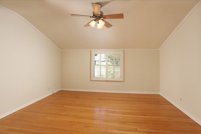 Building Photo - 605 Brightside Ln