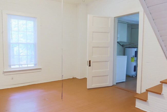 Building Photo - Charming Country home off the beaten path.