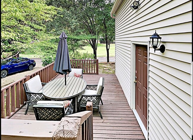 lower portion of the back deck has outdoor dining table - 5 Charleston Pl