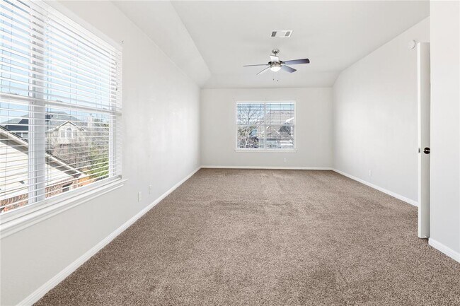 Building Photo - 3807 Links Ln