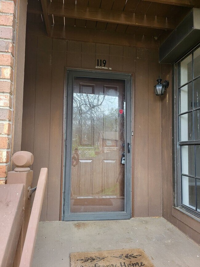 Building Photo - Nice two bedroom condo on one level in Hermitage